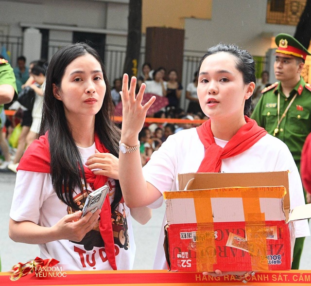 Em bé ngủ dưới nắng khi xem A80, được phu nhân Hà thành đón vào nhà, hoá ra là mẹ vợ hot làng bóng đá!- Ảnh 7. Em bé ngủ dưới nắng khi xem A80, được phu nhân Hà thành đón vào nhà, hoá ra là mẹ vợ hot làng bóng đá!- Ảnh 7.