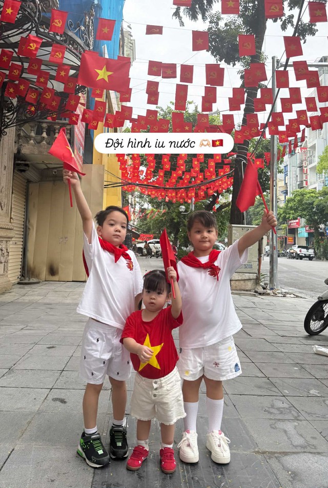 Đỗ Mỹ Linh khoe "đội hình yêu nước" nhà bầu Hiển, ái nữ chủ tịch CLB Hà Nội mặc áo cờ đỏ yêu hết cỡ- Ảnh 1.