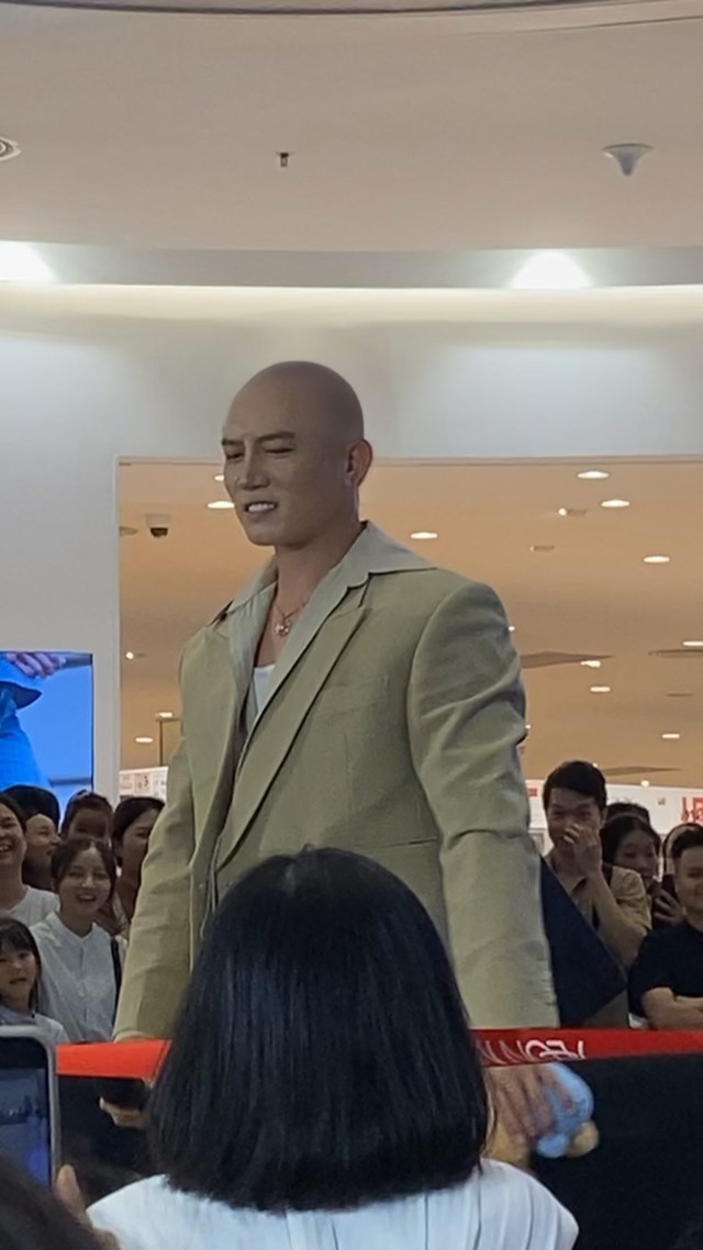 Diện mạo gây sốc của nam ca sĩ đắt show nhất dịp Đại lễ 2/9, chính chủ nói 4 từ bất lực- Ảnh 1.