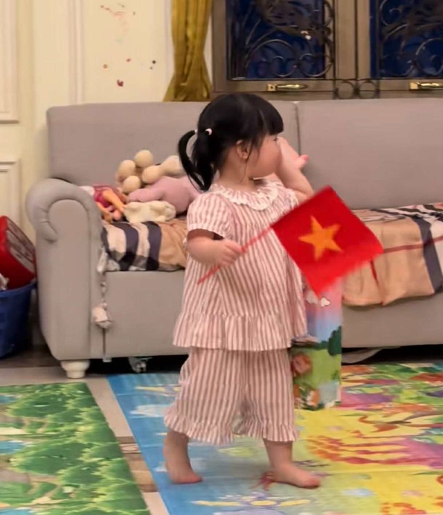 Đỗ Mỹ Linh khoe "đội hình yêu nước" nhà bầu Hiển, ái nữ chủ tịch CLB Hà Nội mặc áo cờ đỏ yêu hết cỡ- Ảnh 3.