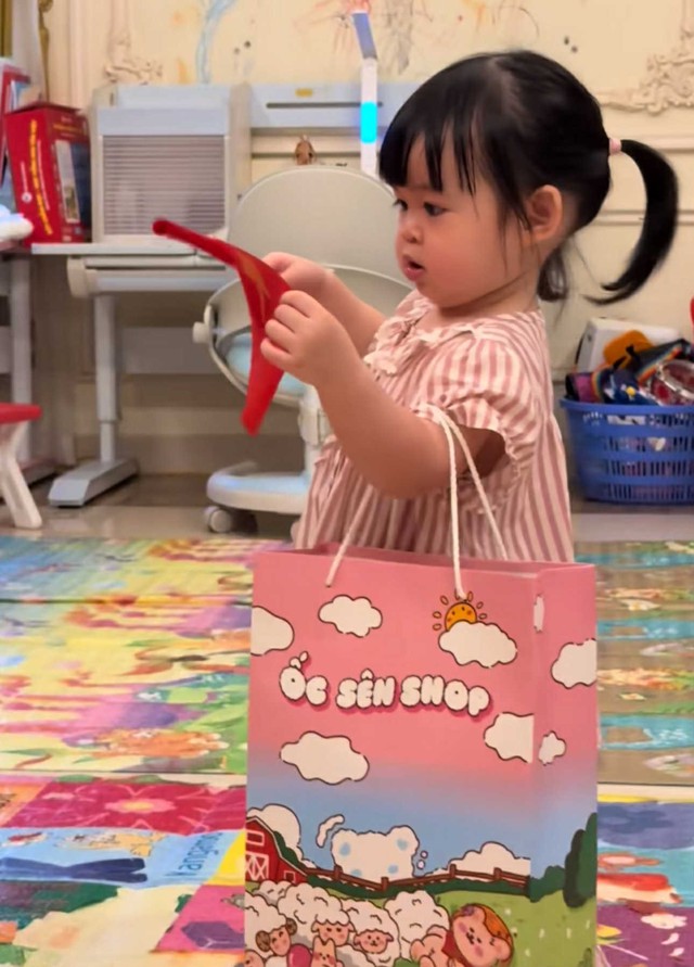 Đỗ Mỹ Linh khoe "đội hình yêu nước" nhà bầu Hiển, ái nữ chủ tịch CLB Hà Nội mặc áo cờ đỏ yêu hết cỡ- Ảnh 2.