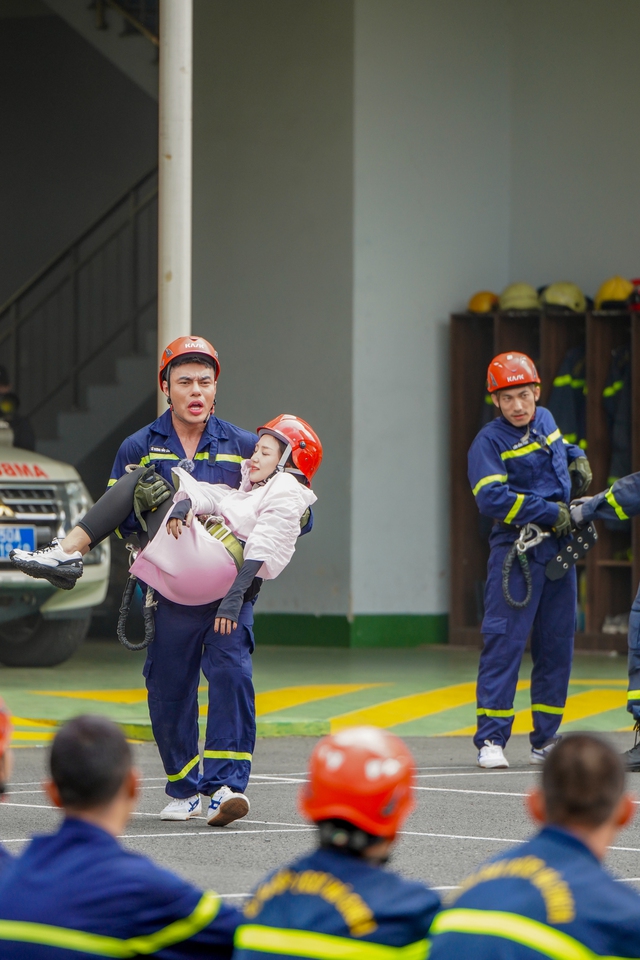Tập 5 Chiến Sĩ Quả Cảm: Lan Ngọc lóng ngóng, Huyền Baby hoảng loạn, vợ Phan Mạnh Quỳnh tuyên bố 1 câu xanh rờn!- Ảnh 2. Tập 5 Chiến Sĩ Quả Cảm: Lan Ngọc lóng ngóng, Huyền Baby hoảng loạn, vợ Phan Mạnh Quỳnh tuyên bố 1 câu xanh rờn!- Ảnh 2.