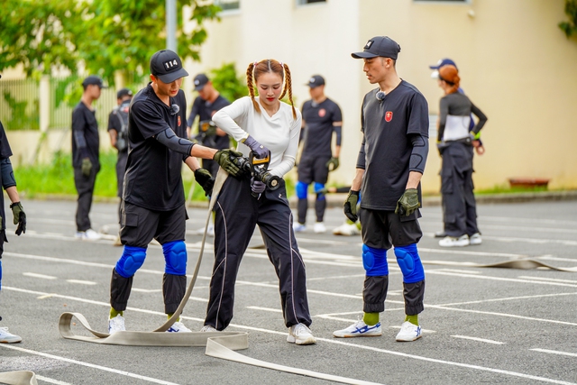 Tập 5 Chiến Sĩ Quả Cảm: Lan Ngọc lóng ngóng, Huyền Baby hoảng loạn, vợ Phan Mạnh Quỳnh tuyên bố 1 câu xanh rờn!- Ảnh 4. Tập 5 Chiến Sĩ Quả Cảm: Lan Ngọc lóng ngóng, Huyền Baby hoảng loạn, vợ Phan Mạnh Quỳnh tuyên bố 1 câu xanh rờn!- Ảnh 4.