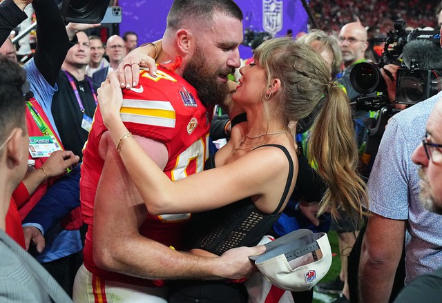 Chuyện tình cực ngọt của Taylor Swift và Travis Kelce: Từ chiếc vòng in số điện thoại đến cầu hôn lãng mạn trong rừng- Ảnh 2.