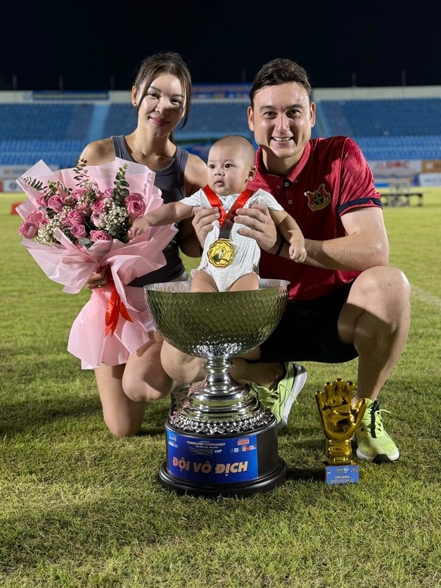 Thủ môn Lâm Tây tặng đồng hồ kim cương trăm triệu cho nàng WAG nóng bỏng nhất làng bóng đá- Ảnh 4.