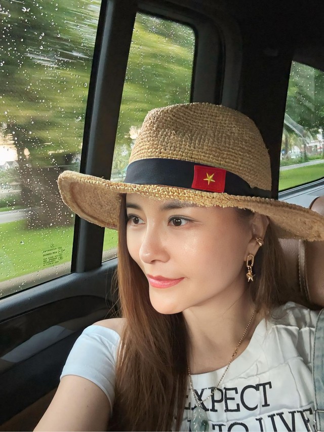 Diễn viên Kim Oanh để lộ chiếc cằm dài ngoằng lạ lẫm hậu "dao kéo"- Ảnh 1. Diễn viên Kim Oanh để lộ chiếc cằm dài ngoằng lạ lẫm hậu "dao kéo"- Ảnh 1.