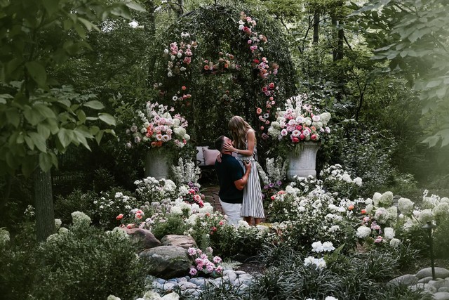 Chuyện tình cực ngọt của Taylor Swift và Travis Kelce: Từ chiếc vòng in số điện thoại đến cầu hôn lãng mạn trong rừng- Ảnh 1.