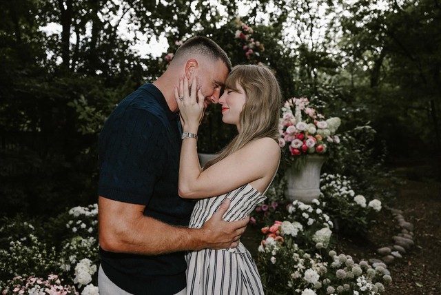Travis Kelce - cầu thủ vừa đính hôn với Taylor Swift - là ai?- Ảnh 1.