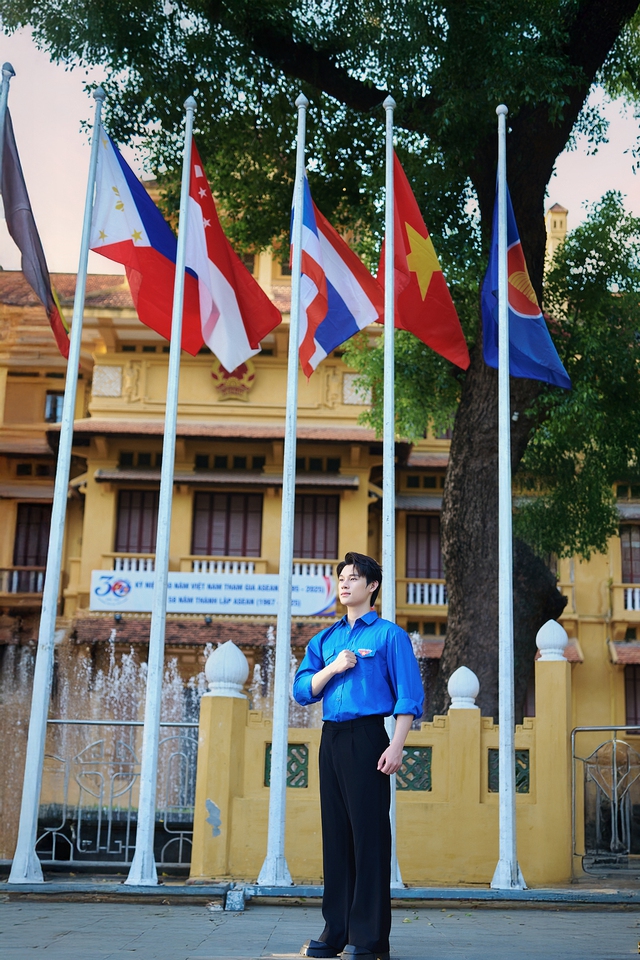 Danh tính mỹ nam gây sốt với bộ ảnh diện áo đoàn hướng về đại lễ 2/9- Ảnh 2.