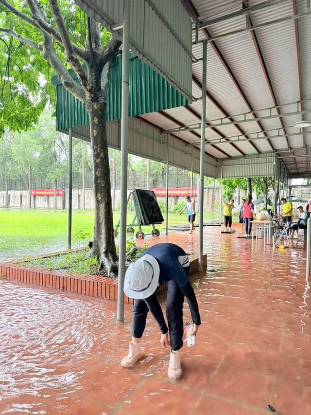 Hotgirl bắn cung Đỗ Thị Ánh Nguyệt lội nước tập luyện trong ngày Hà Nội mưa lớn- Ảnh 1.