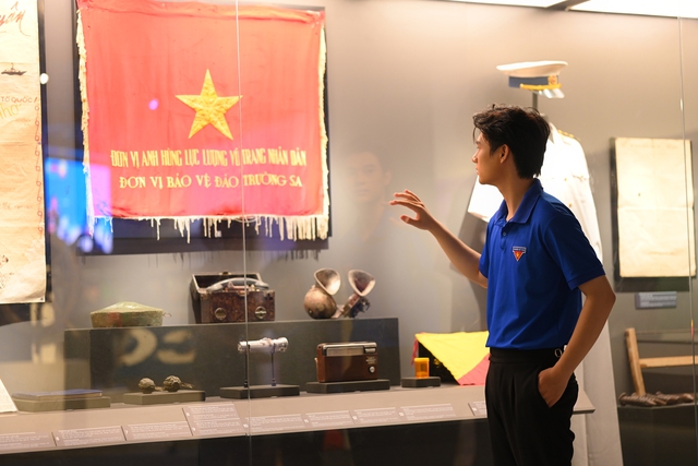 Danh tính mỹ nam gây sốt với bộ ảnh diện áo đoàn hướng về đại lễ 2/9- Ảnh 3.