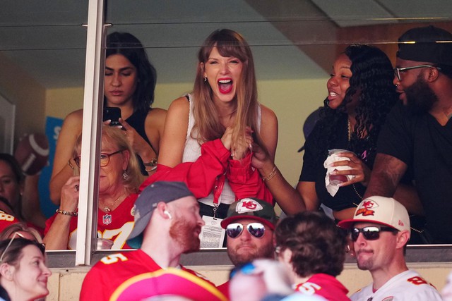 Ảnh: Toàn bộ dòng thời gian hẹn hò lãng mạn của Taylor Swift và Travis Kelce trước màn đính hôn bùng nổ cõi mạng- Ảnh 7.