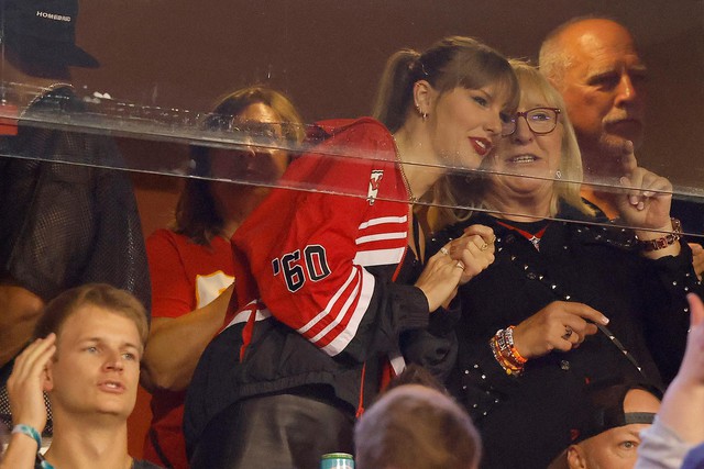 Ảnh: Toàn bộ dòng thời gian hẹn hò lãng mạn của Taylor Swift và Travis Kelce trước màn đính hôn bùng nổ cõi mạng- Ảnh 13.