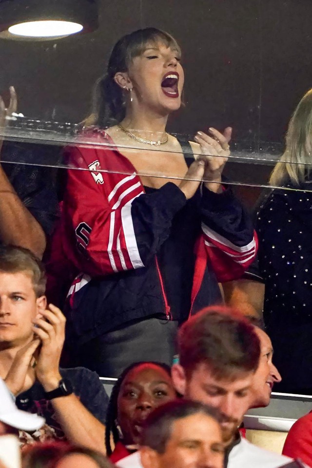 Ảnh: Toàn bộ dòng thời gian hẹn hò lãng mạn của Taylor Swift và Travis Kelce trước màn đính hôn bùng nổ cõi mạng- Ảnh 1.