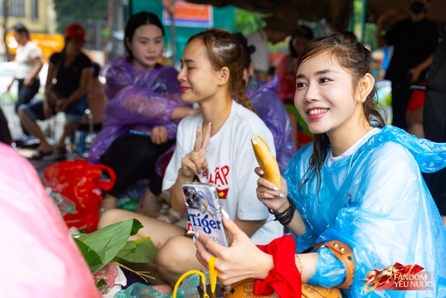 Rộn ràng ăn uống tại các điểm "camp" chờ xem diễu binh: Món nguội lên ngôi, nhiều người chuẩn bị đồ cực hấp dẫn- Ảnh 1. Rộn ràng ăn uống tại các điểm "camp" chờ xem diễu binh: Món nguội lên ngôi, nhiều người chuẩn bị đồ cực hấp dẫn- Ảnh 1.