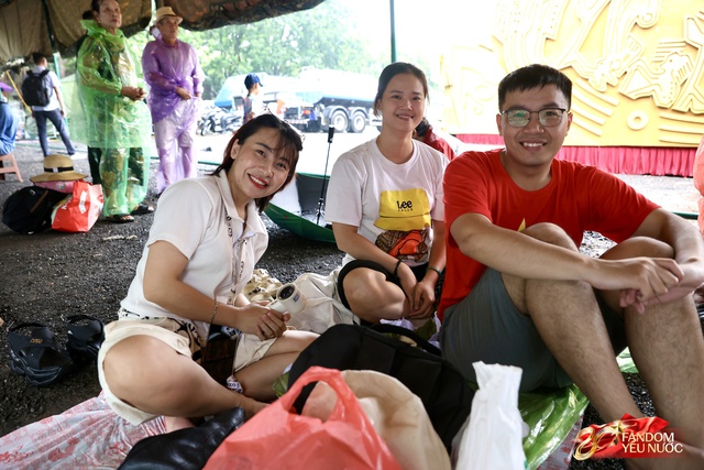 Rộn ràng ăn uống tại các điểm "camp" chờ xem diễu binh: Món nguội lên ngôi, nhiều người chuẩn bị đồ cực hấp dẫn- Ảnh 2. Rộn ràng ăn uống tại các điểm "camp" chờ xem diễu binh: Món nguội lên ngôi, nhiều người chuẩn bị đồ cực hấp dẫn- Ảnh 2.