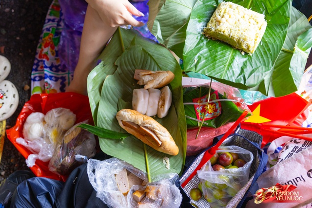 Rộn ràng ăn uống tại các điểm "camp" chờ xem diễu binh: Món nguội lên ngôi, nhiều người chuẩn bị đồ cực hấp dẫn- Ảnh 3. Rộn ràng ăn uống tại các điểm "camp" chờ xem diễu binh: Món nguội lên ngôi, nhiều người chuẩn bị đồ cực hấp dẫn- Ảnh 3.