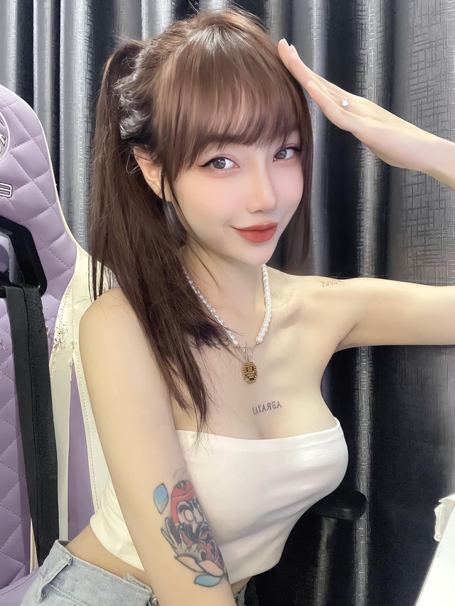 Nửa năm mới online, nữ streamer "rửa mắt" fan nam bằng loạt ảnh khoe vóc dáng, chứng minh phong độ vẫn "on top"- Ảnh 10. Nửa năm mới online, nữ streamer "rửa mắt" fan nam bằng loạt ảnh khoe vóc dáng, chứng minh phong độ vẫn "on top"- Ảnh 10.