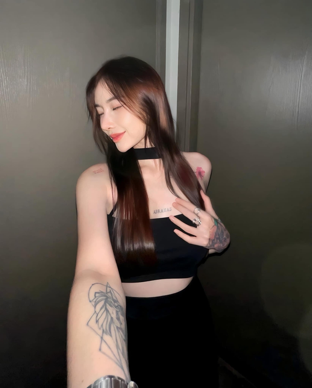 Nửa năm mới online, nữ streamer "rửa mắt" fan nam bằng loạt ảnh khoe vóc dáng, chứng minh phong độ vẫn "on top"- Ảnh 9. Nửa năm mới online, nữ streamer "rửa mắt" fan nam bằng loạt ảnh khoe vóc dáng, chứng minh phong độ vẫn "on top"- Ảnh 9.