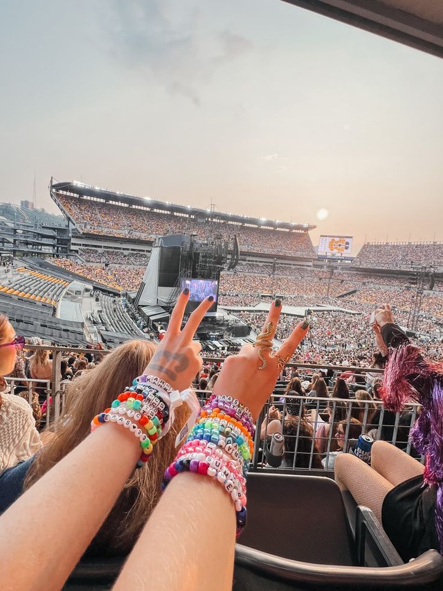 Đu concert lấy được idol: Từ tín vật tình yêu 0 đồng, Travis Kelce cầu hôn Taylor Swift bằng chiếc nhẫn kim cương 14 tỷ- Ảnh 5.