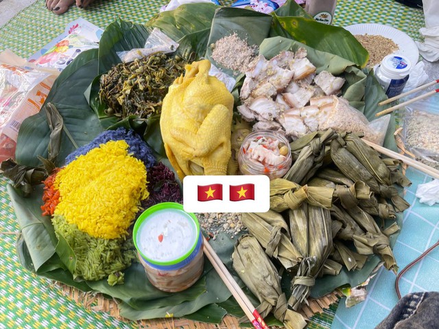 Rộn ràng ăn uống tại các điểm "camp" chờ xem diễu binh: Món nguội lên ngôi, nhiều người chuẩn bị đồ cực hấp dẫn- Ảnh 5. Rộn ràng ăn uống tại các điểm "camp" chờ xem diễu binh: Món nguội lên ngôi, nhiều người chuẩn bị đồ cực hấp dẫn- Ảnh 5.