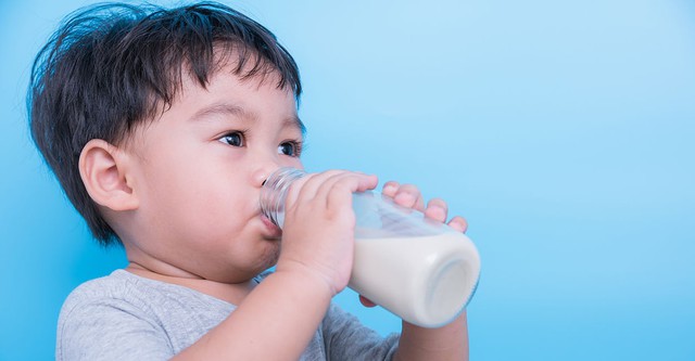 Để con phát triển toàn diện, mẹ hoàn toàn có thể cân đối để kết hợp sử dụng cả sữa công thức và sữa tươi- Ảnh 1.