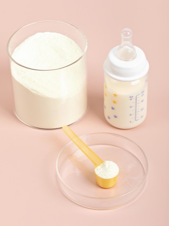 Để con phát triển toàn diện, mẹ hoàn toàn có thể cân đối để kết hợp sử dụng cả sữa công thức và sữa tươi- Ảnh 3.