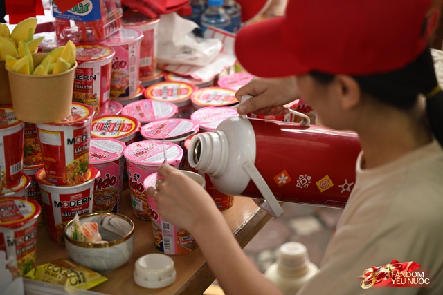 [CLIP] Bán 800 cốc mì, 500 quả trứng mỗi ngày diễu binh, cô gái còn tặng thêm “của nhà trồng được” cho khách hàng- Ảnh 3.