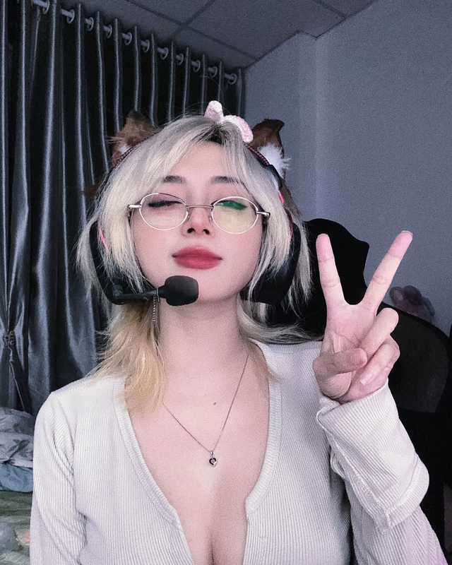Hết cứu! Nữ trọng tài gợi cảm nhất làng game "ngượng chín mặt" vì gửi nhầm ảnh cho người lạ- Ảnh 6.