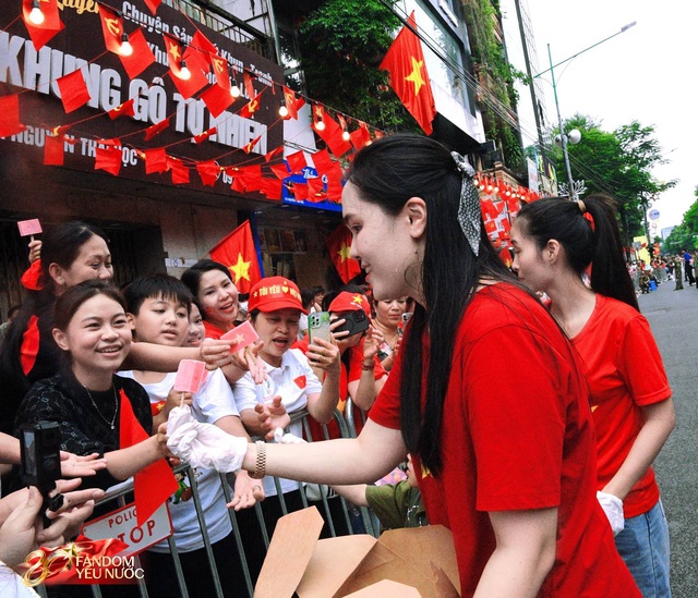 Vợ Duy Mạnh gây sốt với khoảnh khắc dựa dẫm vào mẹ - phu nhân cựu Chủ tịch CLB Sài Gòn khi xem A80- Ảnh 2.