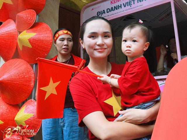 Vợ Duy Mạnh gây sốt với khoảnh khắc dựa dẫm vào mẹ - phu nhân cựu Chủ tịch CLB Sài Gòn khi xem A80- Ảnh 5.