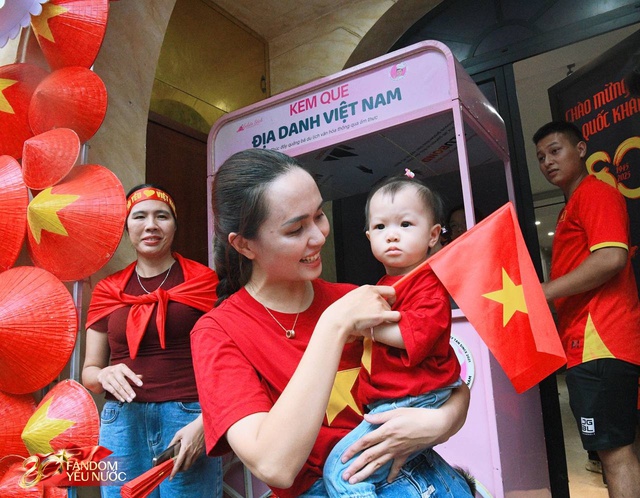 Vợ Duy Mạnh gây sốt với khoảnh khắc dựa dẫm vào mẹ - phu nhân cựu Chủ tịch CLB Sài Gòn khi xem A80- Ảnh 6.