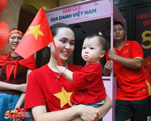 Vợ Duy Mạnh gây sốt với khoảnh khắc dựa dẫm vào mẹ - phu nhân cựu Chủ tịch CLB Sài Gòn khi xem A80- Ảnh 7.
