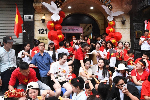 Vợ Duy Mạnh gây sốt với khoảnh khắc dựa dẫm vào mẹ - phu nhân cựu Chủ tịch CLB Sài Gòn khi xem A80- Ảnh 4.