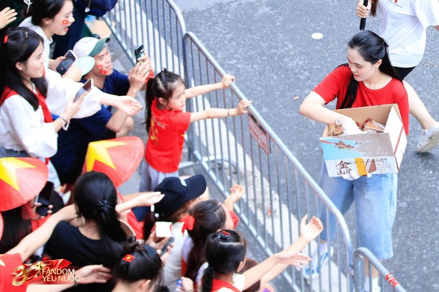Vợ Duy Mạnh gây sốt với khoảnh khắc dựa dẫm vào mẹ - phu nhân cựu Chủ tịch CLB Sài Gòn khi xem A80- Ảnh 1.