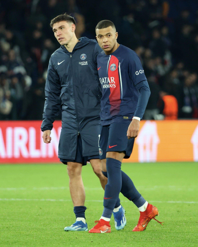 Ngôi sao MU yêu lại tình cũ của Mbappe, khoe ảnh hẹn hò trên du thuyền gây sốt cõi mạng- Ảnh 3.