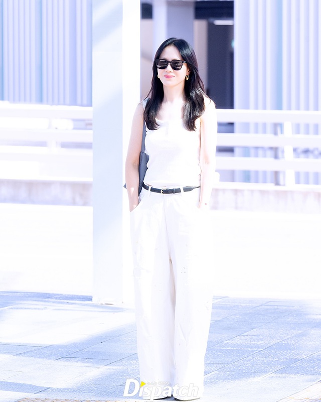 Son Ye Jin toàn mặc đồ siêu đơn giản ra sân bay, nhưng kỳ lạ là luôn đẹp và chuẩn mốt- Ảnh 2.