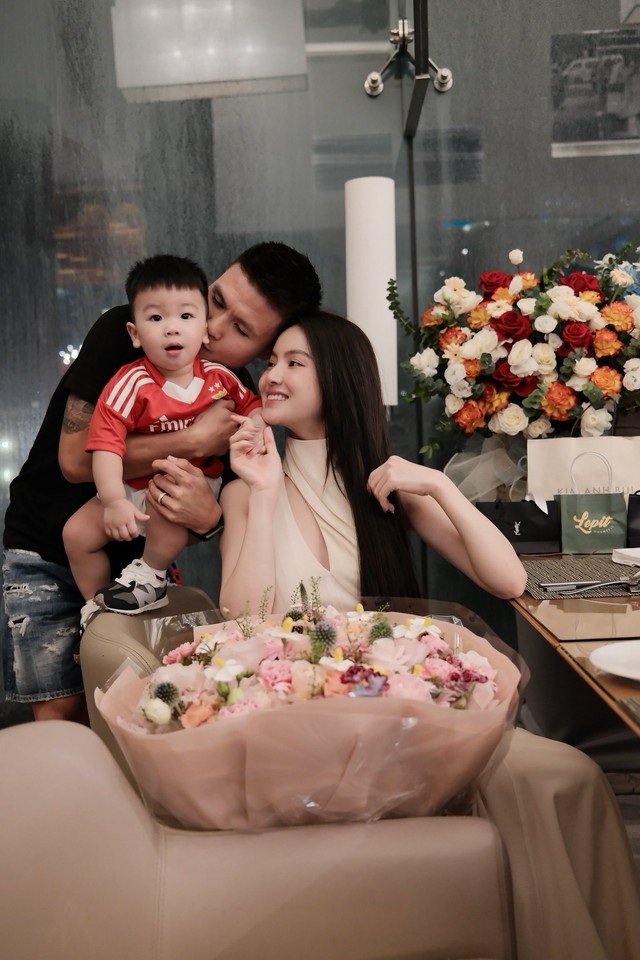 Quang Hải ôm eo, kề má thơm Chu Thanh Huyền cực tình gây sốt cõi mạng- Ảnh 4.