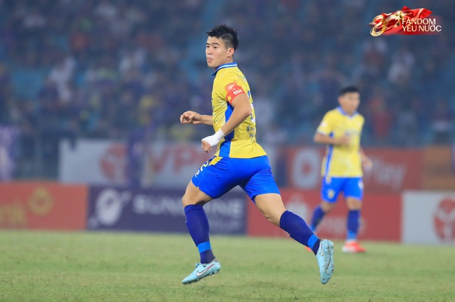 Duy Mạnh gây ấn tượng tuyệt đối với tấm băng đội trưởng in hình lá cờ tổ quốc hướng về Đại lễ 2/9- Ảnh 3.