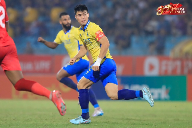 Duy Mạnh gây ấn tượng tuyệt đối với tấm băng đội trưởng in hình lá cờ tổ quốc hướng về Đại lễ 2/9- Ảnh 2.