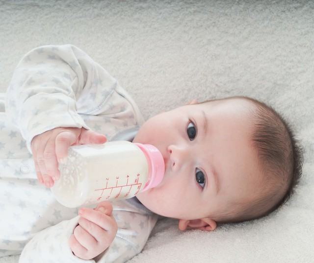 Hướng dẫn đọc thành phần, bao bì, cách lựa chọn sữa để các mẹ không bị “hoa mắt” khi đứng trước kệ sữa- Ảnh 1.