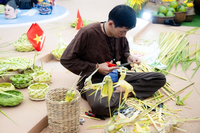 Tiểu thư 12 tuổi của "đại gia" showbiz Việt mặc áo dài, dự triển lãm khủng nhất trước thềm Đại lễ 2/9- Ảnh 13.