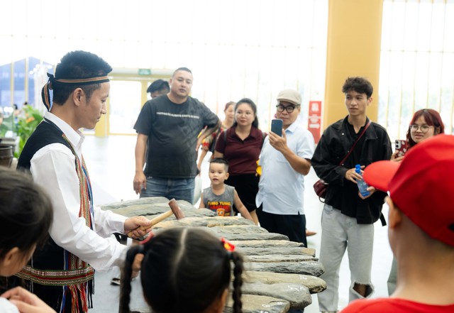 Tiểu thư 12 tuổi của "đại gia" showbiz Việt mặc áo dài, dự triển lãm khủng nhất trước thềm Đại lễ 2/9- Ảnh 14.