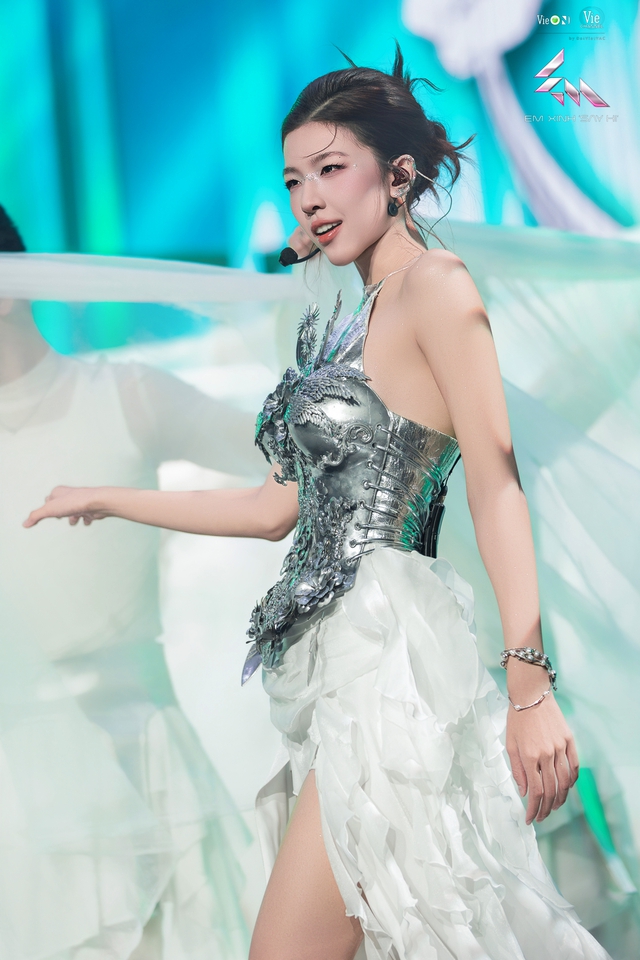 Lỗ hổng lớn của mỹ nhân “tốt nghiệp” Top 5 Em Xinh Say Hi: Visual đẹp đấy nhưng không cứu nổi nhạc dở lời ngang- Ảnh 9.