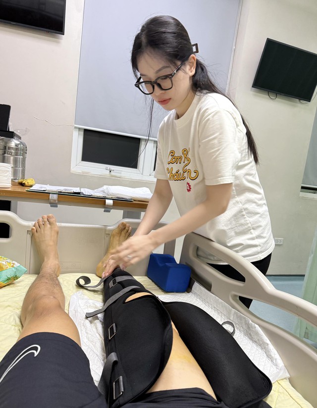 Á hậu Phương Nga vất vả khiến Bình An nhói lòng quyết định từ bỏ bóng đá: "Người đau là tôi nhưng vợ mệt hơn"- Ảnh 2.