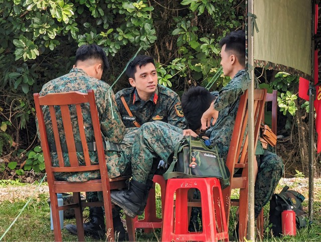 Thượng uý Lê Hoàng Hiệp được đồng đội "bảo vệ 24/24", theo sát nhắc nhở: Anh đừng có vẫy nữa!- Ảnh 7.
