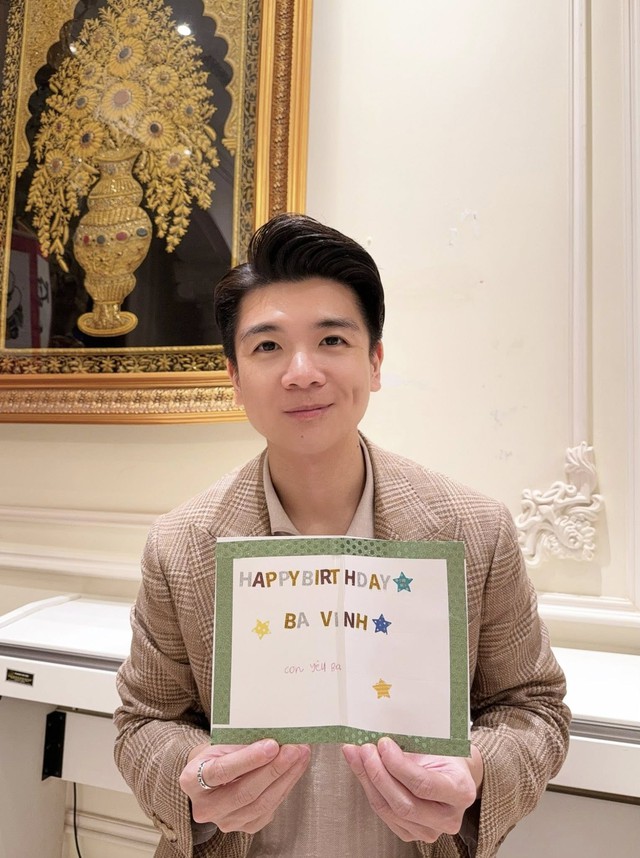 Bố đơn thân nghìn tỷ nhà bầu Hiển khoe visual sáng bừng, chiếm spotlight khi thăm quan triển lãm hot nhất tháng 8- Ảnh 3.