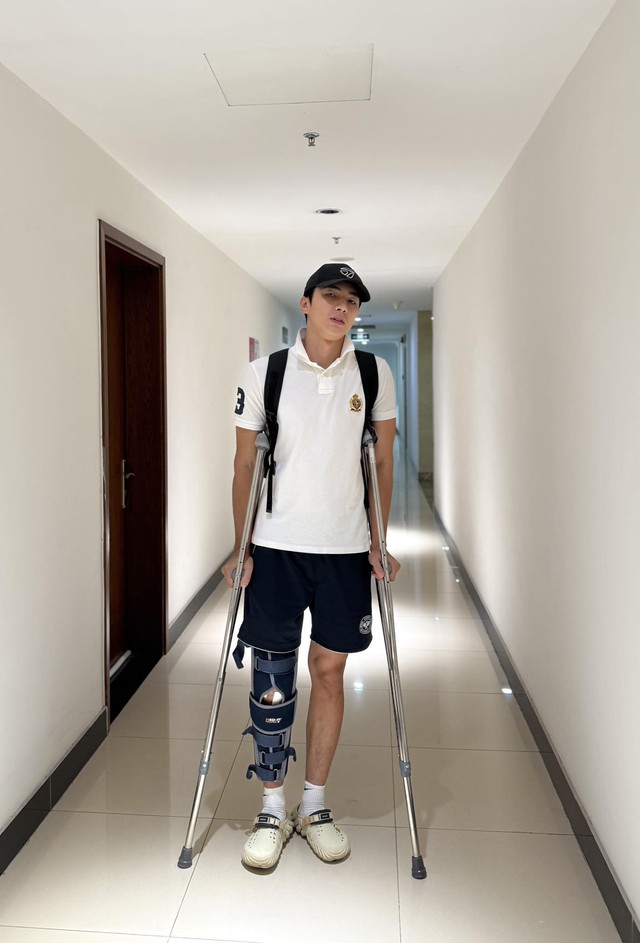 Á hậu Phương Nga vất vả khiến Bình An nhói lòng quyết định từ bỏ bóng đá: "Người đau là tôi nhưng vợ mệt hơn"- Ảnh 3.