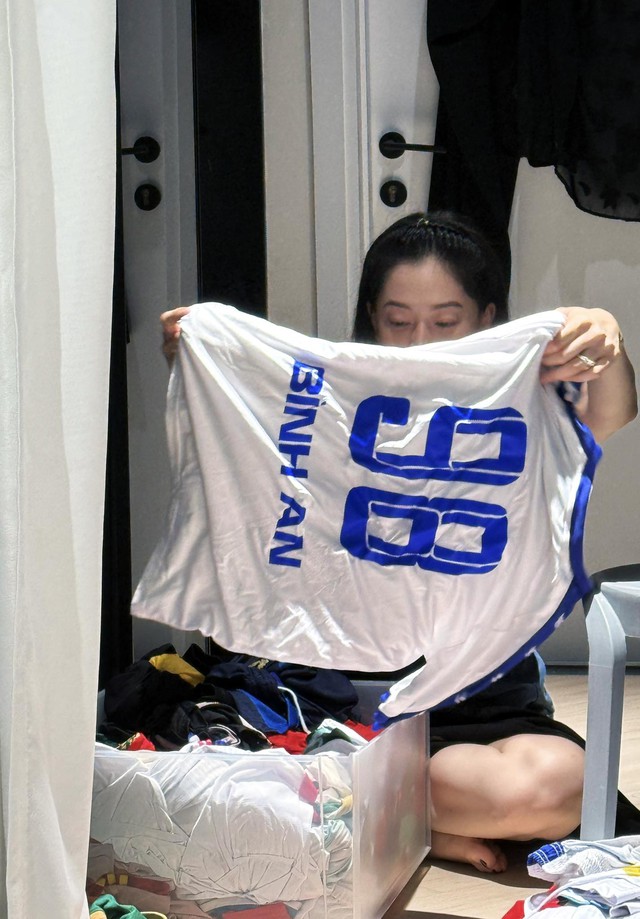 Á hậu Phương Nga vất vả khiến Bình An nhói lòng quyết định từ bỏ bóng đá: "Người đau là tôi nhưng vợ mệt hơn"- Ảnh 1.