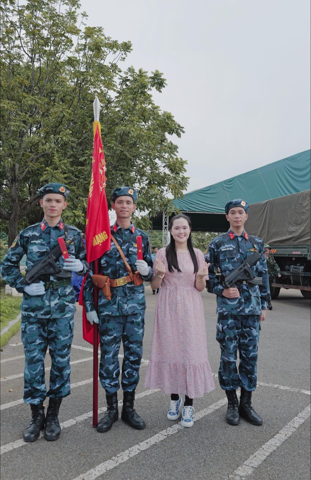 Tiểu thư Quỳnh Anh lên đồ như công chúa cùng Duy Mạnh đi đu chiến sĩ 80, khoe ảnh "thắng đời 1-0"- Ảnh 2.